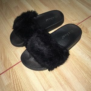 Little girls fur flops!